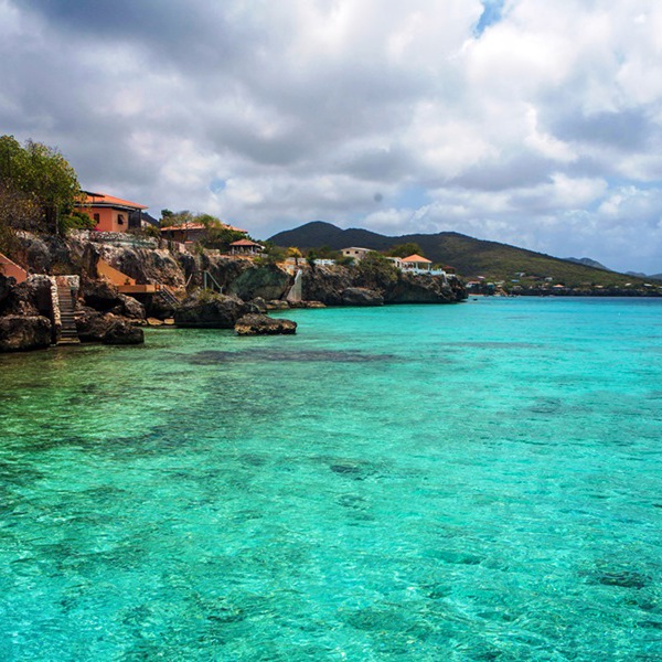 Azurblåt vand ved Curacao