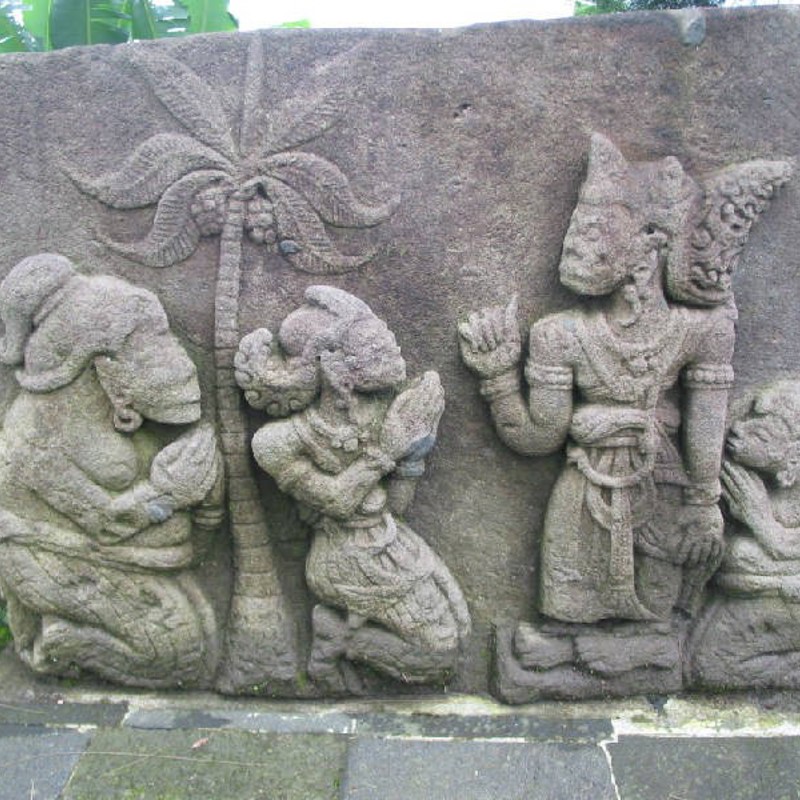 En af de mange relieffer på Candi Sukuh, Java, Indonesien