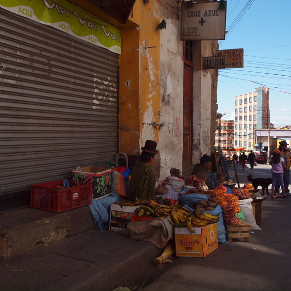 Mennesker i La Paz på rejse til Bolivia. Den ultimative Bolivia rundrejse