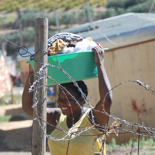 Kvinde bærer kurv på hovedet i Cape Town