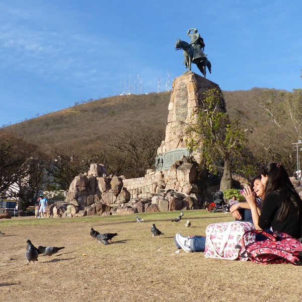 Salta med statsue af Gaucho