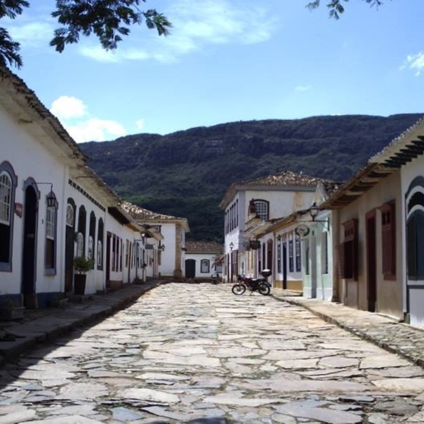 Hvide hus og brostensgade i Tiradentes