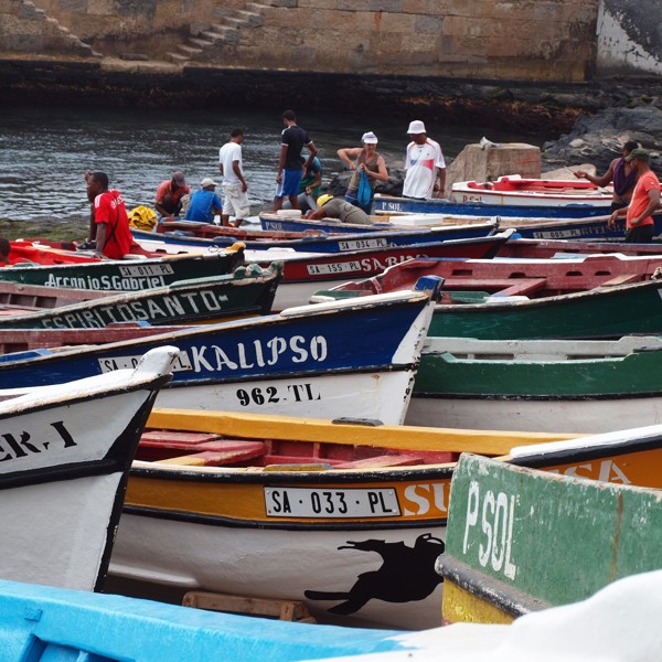 Flotte farverige fiskkerbÃ¥de pÃ¥ Santo Antâo, Kap Verde