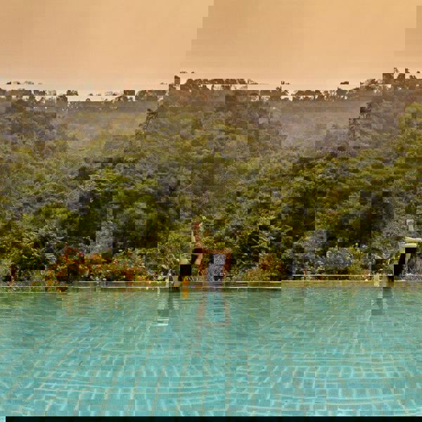 Skøn pooludsigt til den øko-beskyttede skov på Namkat Yorla Pa Resort i Laos