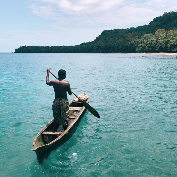 afrikansk mand i kano