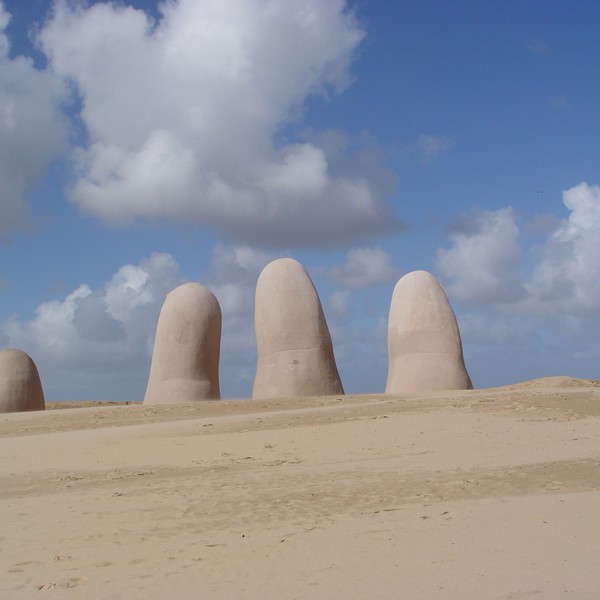 punta del este mano statue
