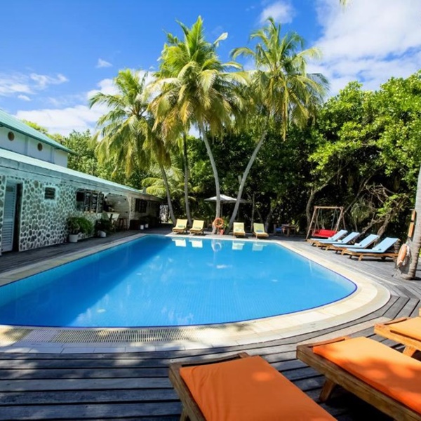 Poolen på Reethi Beach Resort Maldiverne