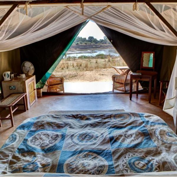 Telt i Flatdogs Camp på grænsen til South Luangwa National Park