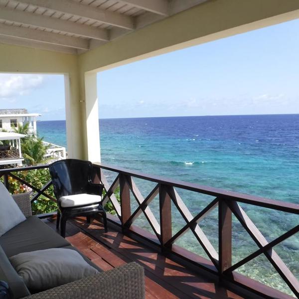 Nyd udsigten over havet fra Scuba Lodge & Suites