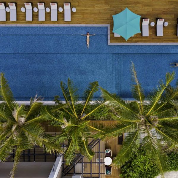 En af poolsene set fra luften på Pullman Muumutaa Maldiverne