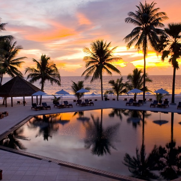 Smuk solnedgang ved poolen, The Surin, Phuket, Thailand