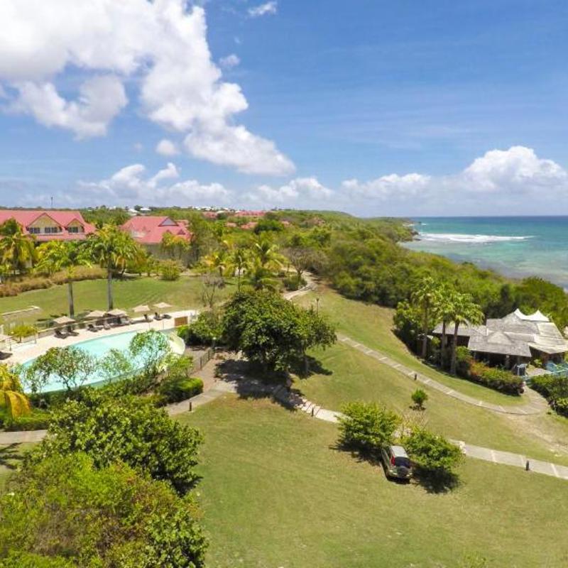 Overview med hotel strand og havet