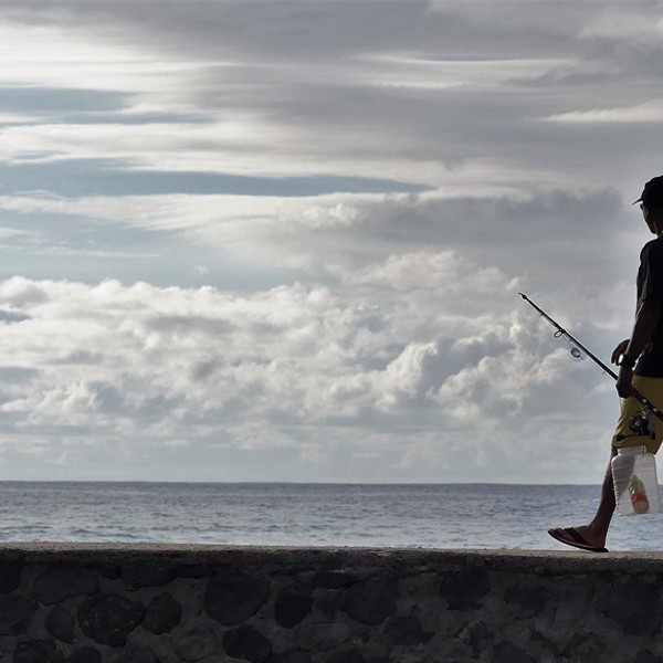 Fisker ved havet på Reunion