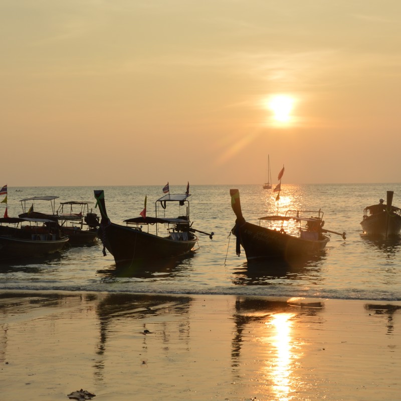 Solnedgang ved stranden, Thailand