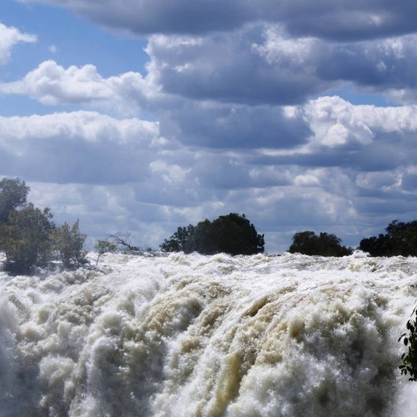 Mægtige vandmasser ved Victoria Falls, Zimbabwe, Afrika