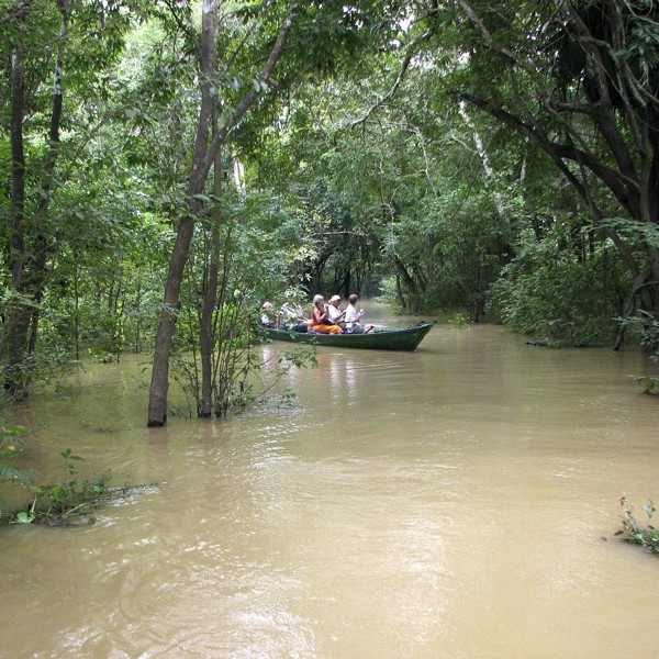 I lille båd igennem sideflod