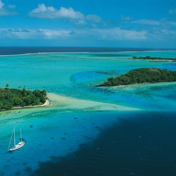 Man kan tydeligt se korallerne omkring Huahine, Fransk Polynesien