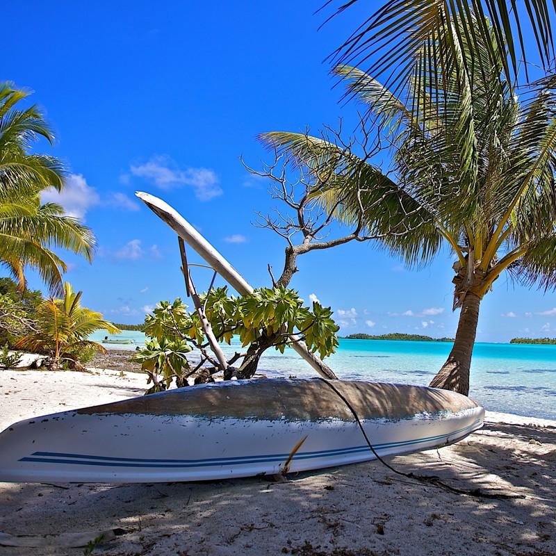En kano venter på at komme i vandet, Rangiroa