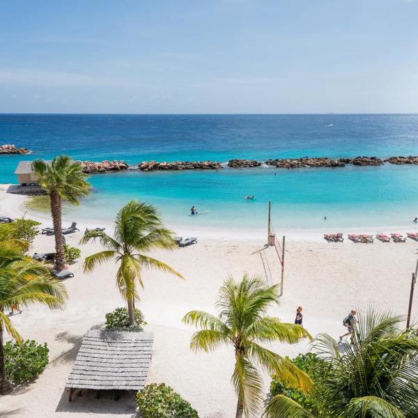 Resortet ligger helt ned til stranden og havet