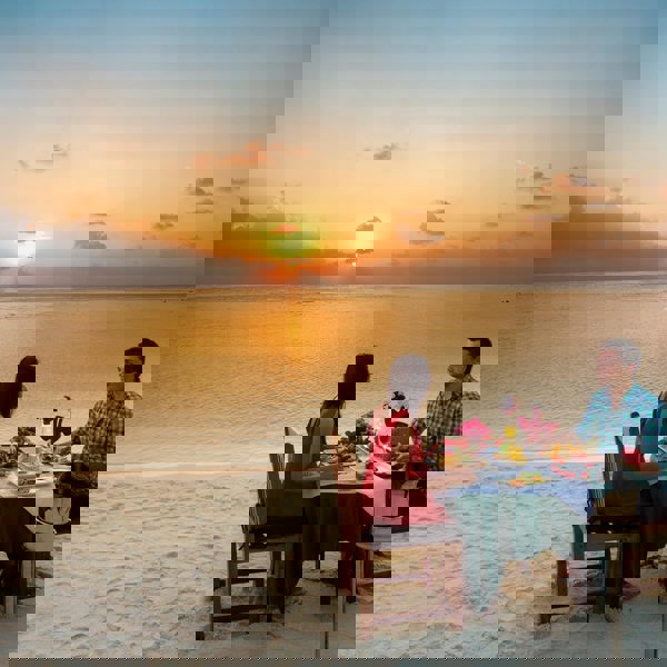 Middag på stranden på Embudu Village i Maldiverne