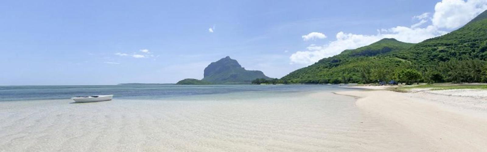 Hvide sandstrande i det sydlige Mauritius, af B. Sourang