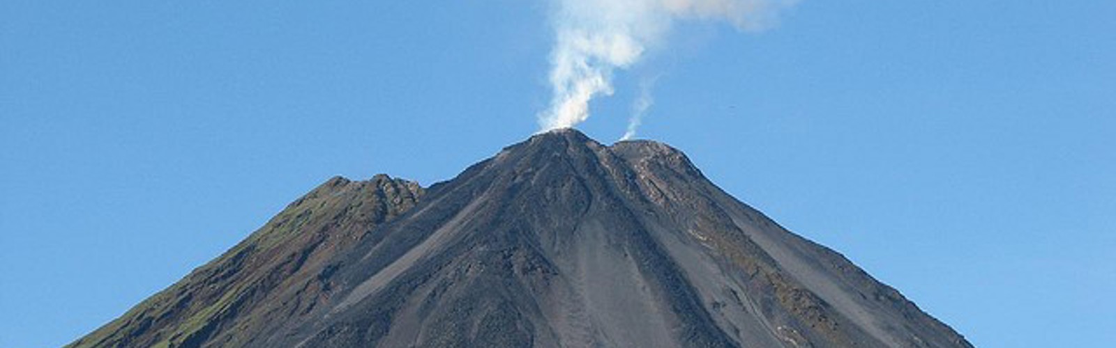 Der kommer røg op af Arenal vulkanen, Costa Rica