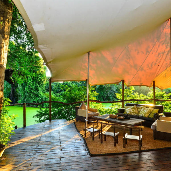 Udendørs loungeområdet på Kanga Mana Pools