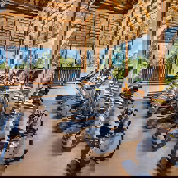 Der er et veludstyret fittness center på Conrad Ringali Island. Maldiverne