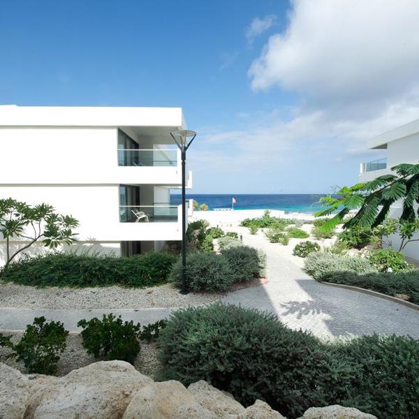 Hotelbygning med udsigt til havet