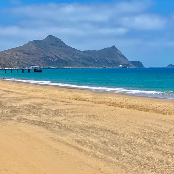 Stranden-ved-Vila-Baleira-paa-Porto-Santo