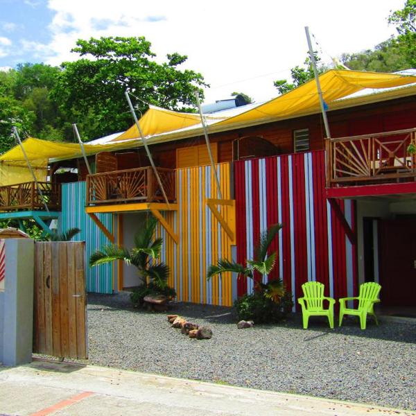 Farverig facade på Katalo Plage i Deshaies på Guadeloupe