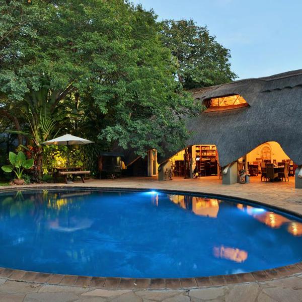 Poolen på Bayete Guest Lodge