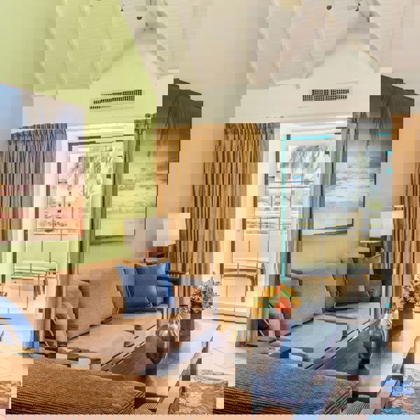 Værelsets sofaområde