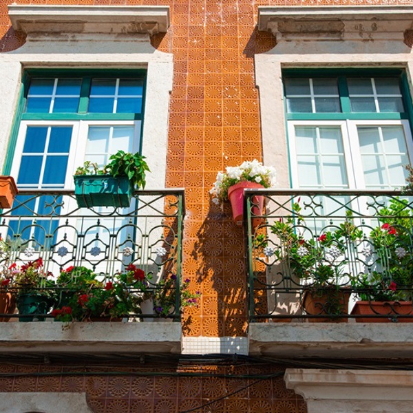 Blomsterrige-altaner-i-Faro