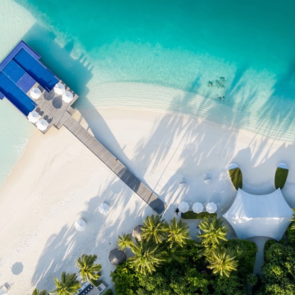 Poolen i stillezonen på Conrad Rangali Maldiverne