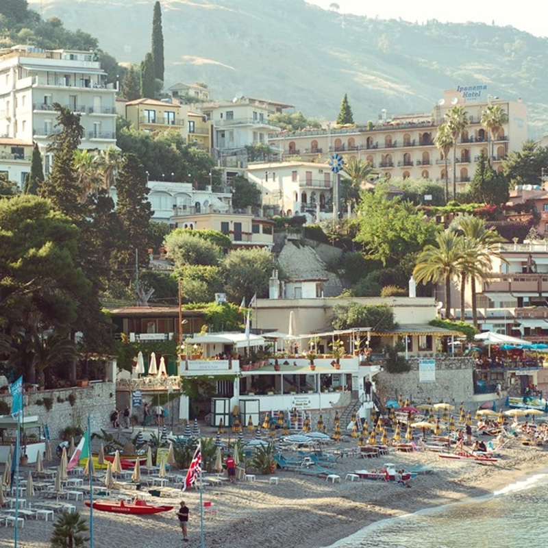Strandliv-i-Taormina