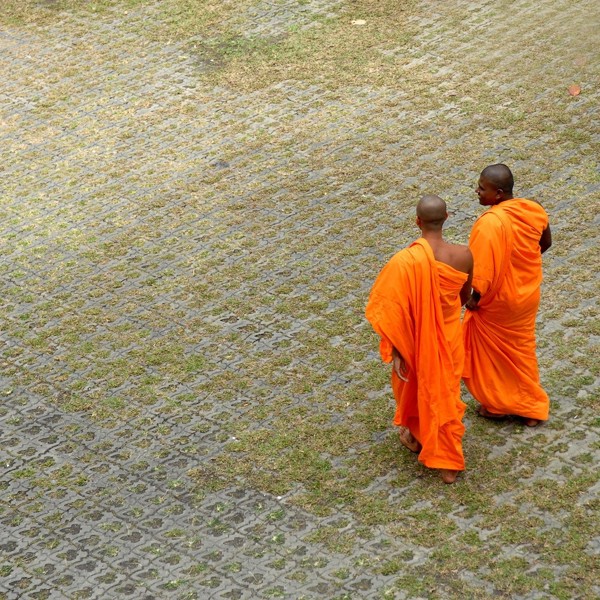 To munke i samtale, Laos