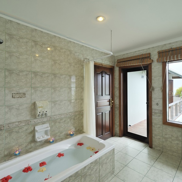 Badeværelset på af de mindre værelser på Sun Island Resort på Maldiverne