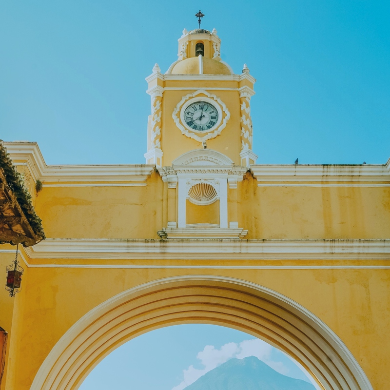 Majestætiske porte i bylivet i Guatemala