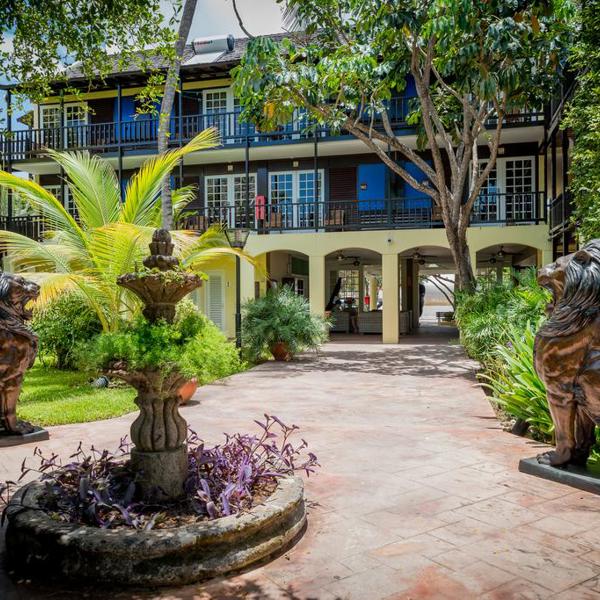 To løver bevogter resortet