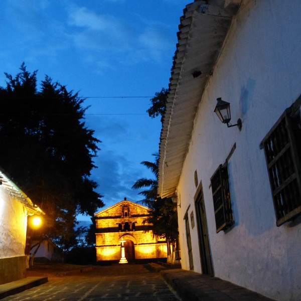 Gade i Barichara om natten