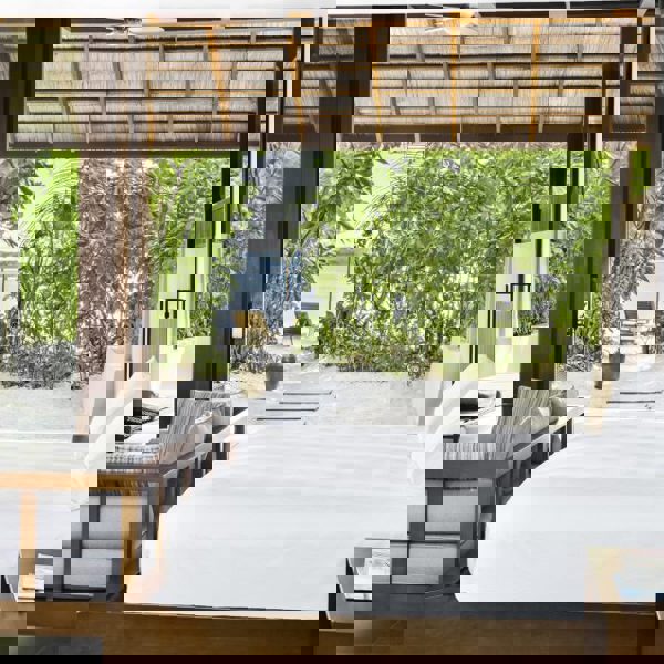 Beach Villa soveværelse på Conrad Ringali Island. Maldiverne