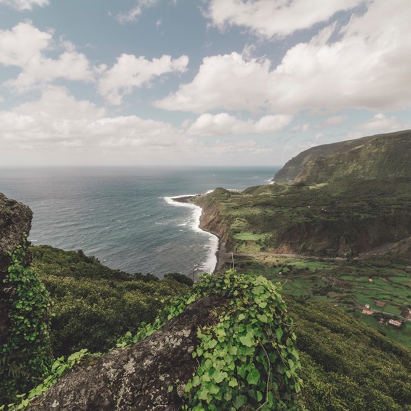 Bjergrigt og grønt landskab ved Flores' kyst