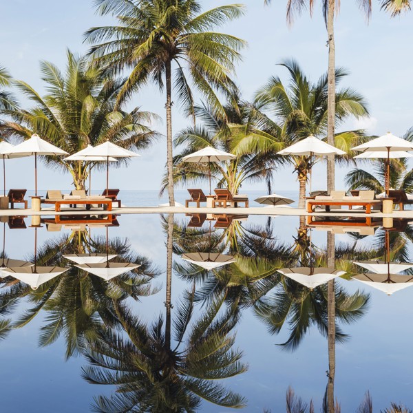 En liggestol i solen, The Surin, Phuket, Thailand