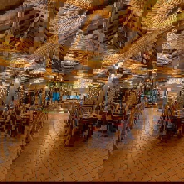 Den smukke restaurant på Namkat Yorla Pa Resort i Laos