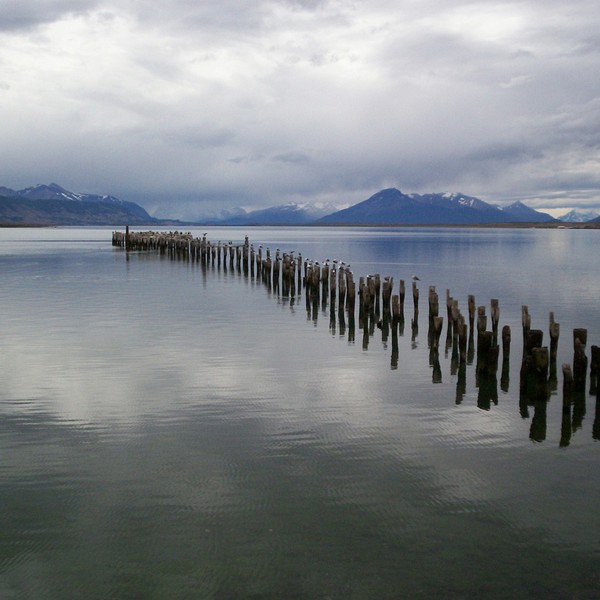 Den spejlblanke sø ved Puerto Natales