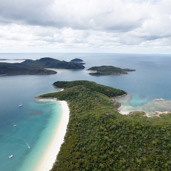 Det er populæret at sejle ved øerne omkring Whitsundays Island, Australien