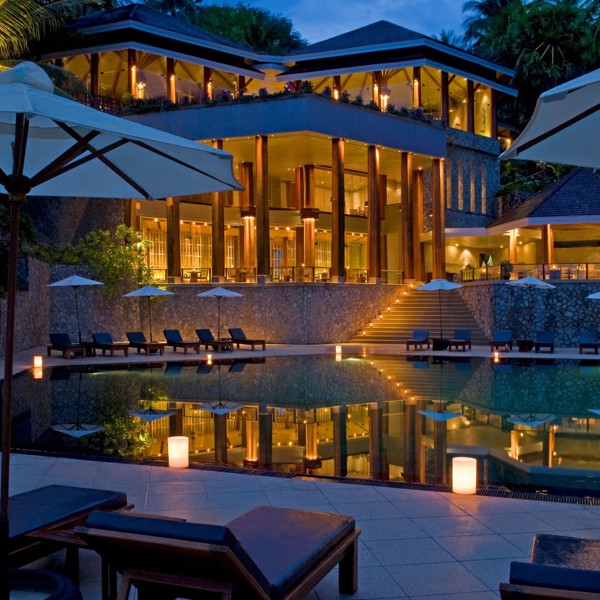 Hotellet om aftenen, The Surin, Phuket, Thailand
