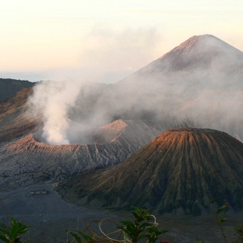 Solopgangen over Mt Bromo, Java, Indonesien