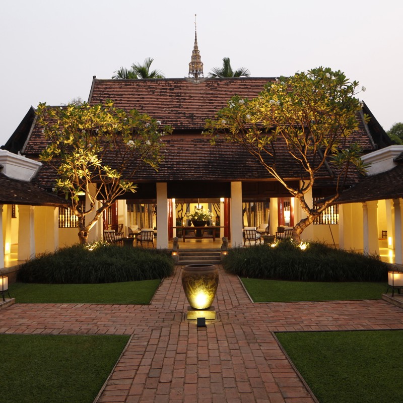 Den hyggelige gårdhave om aftenen, Rachamankha, Chiang Mai, Thailand